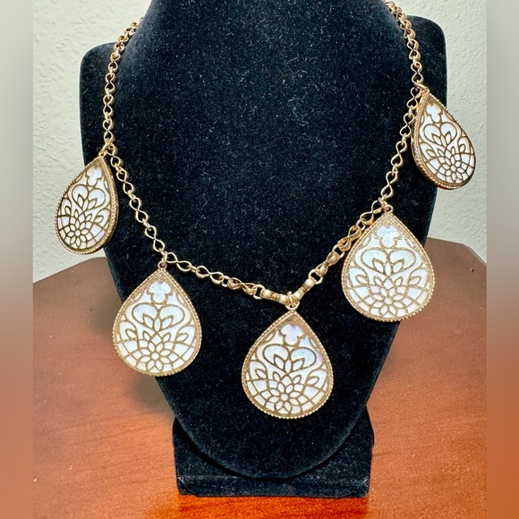 Necklace Metal Cut Out Shell Teardrop Collar Necklace - Picture 3 of 13